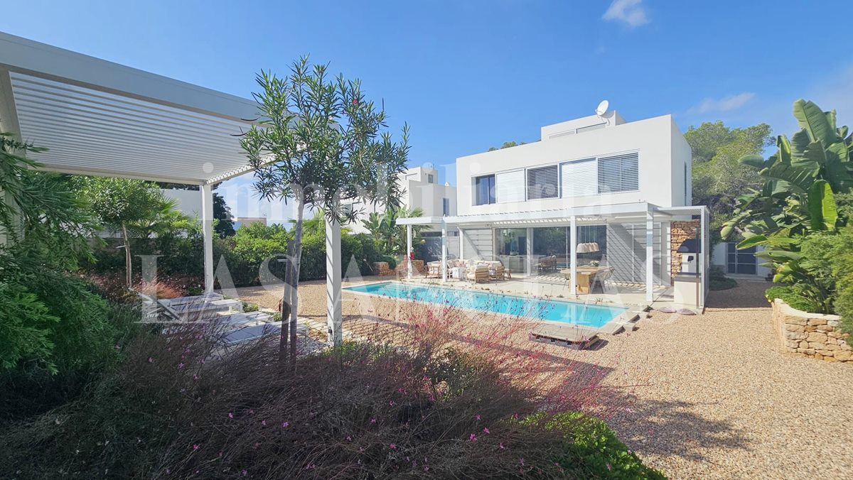 Ibiza Cala Llenya - Luminosa y elegante villa con casa de invitados andando a la playa en venta