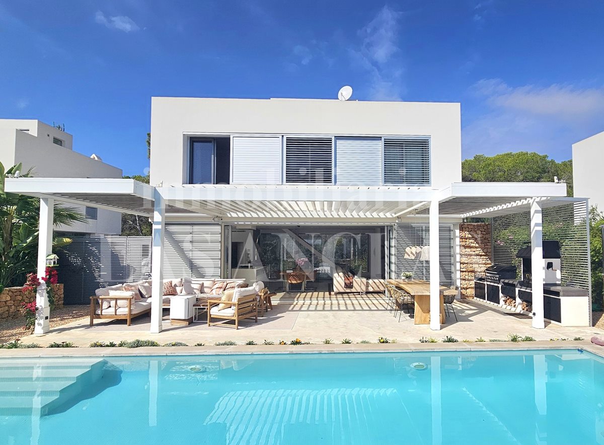 Ibiza Cala Llenya - Luminosa y elegante villa con casa de invitados andando a la playa en venta