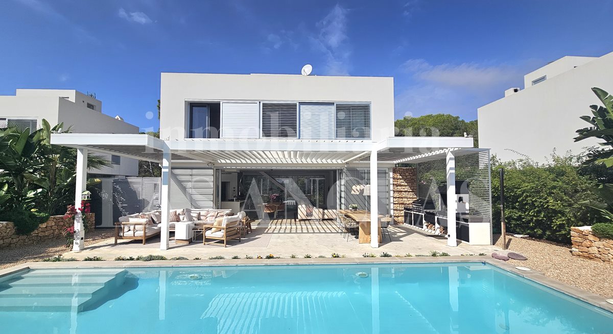 Ibiza Cala Llenya - Villa cerca de la playa con diseño elegante, agradables zonas exteriores y casa de invitados en venta