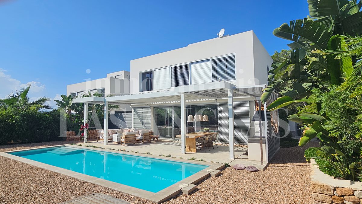 Ibiza Cala Llenya - Stylish villa with guest house just a few meters from the beach for sale
