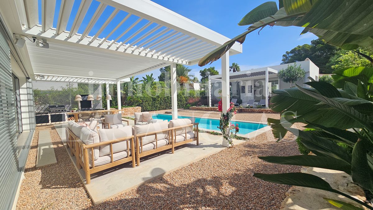 Ibiza Cala Llenya - Bright and elegant villa with guest house within walking distance of the beach te koop