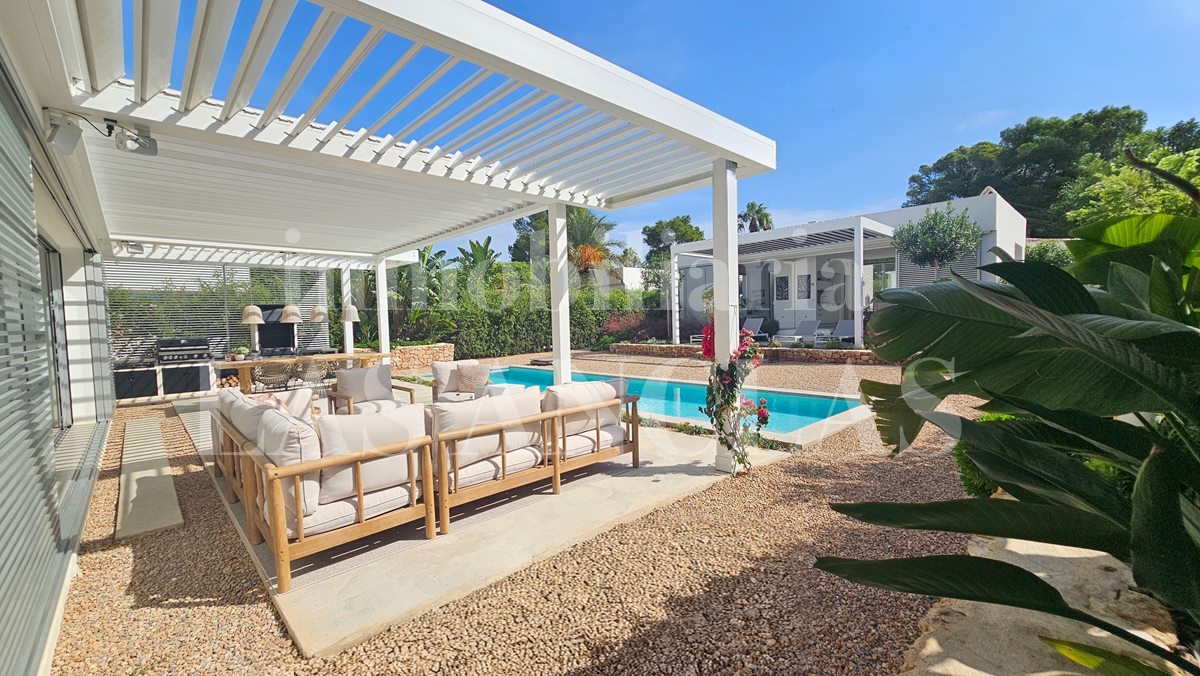 Ibiza Cala Llenya - Villa cerca de la playa con diseño elegante, agradables zonas exteriores y casa de invitados en venta