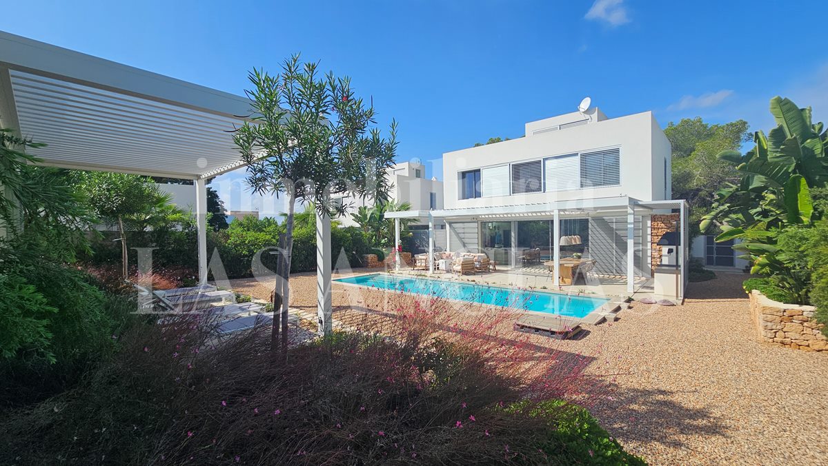 Ibiza Cala Llenya - Bright and elegant villa with guest house within walking distance of the beach te koop