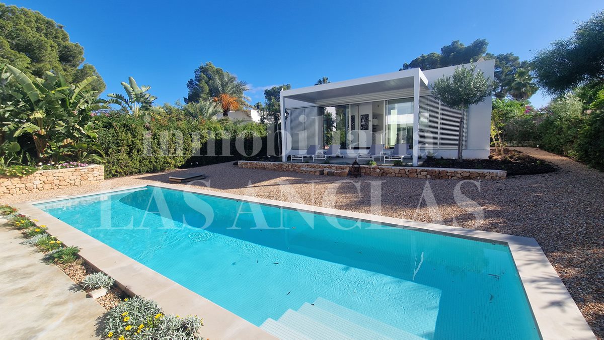 Ibiza Cala Llenya - Stylish villa with guest house just a few meters from the beach for sale