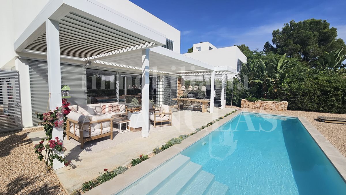 Ibiza Cala Llenya - Luminosa y elegante villa con casa de invitados andando a la playa en venta