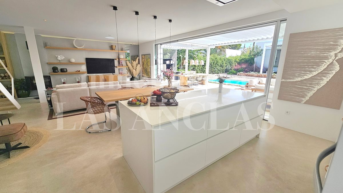 Ibiza Cala Llenya - Stilvolle Villa mit Gästehaus nur wenige Meter vom Strand entfernt im Verkauf