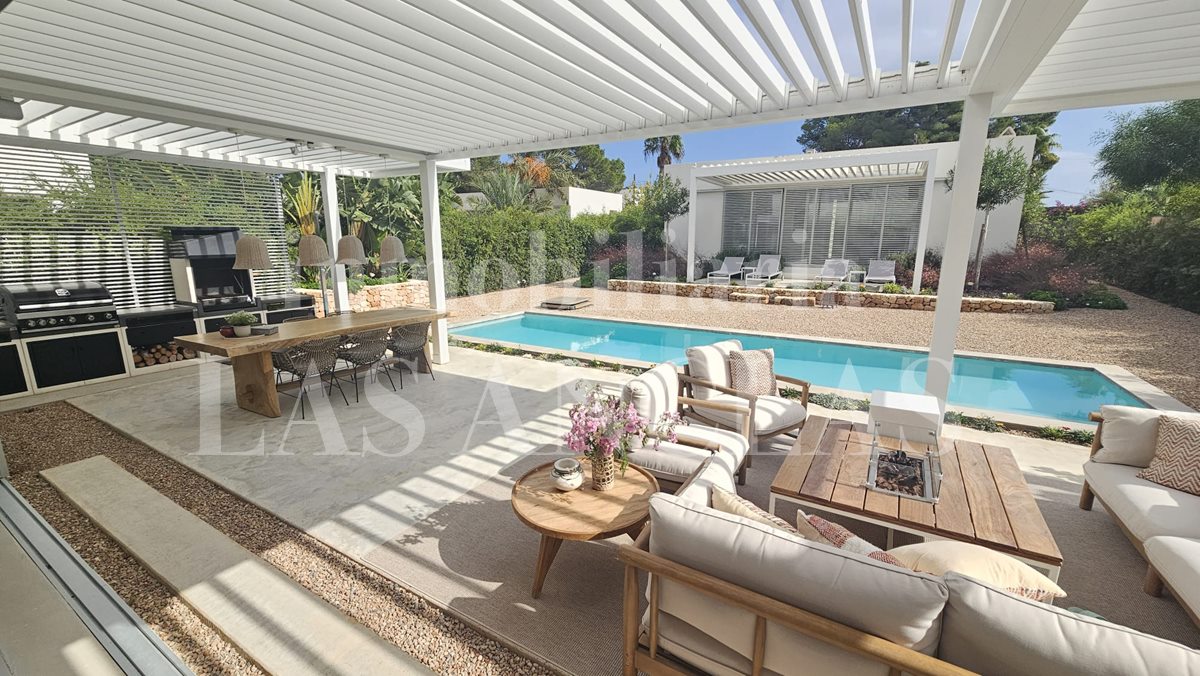 Ibiza Cala Llenya - Luminosa y elegante villa con casa de invitados andando a la playa en venta