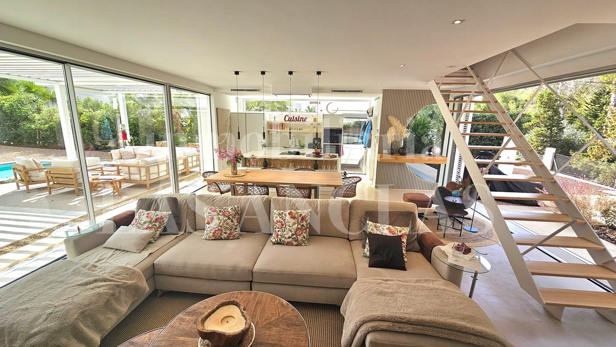 Ibiza Cala Llenya - Bright and elegant villa with guest house within walking distance of the beach te koop