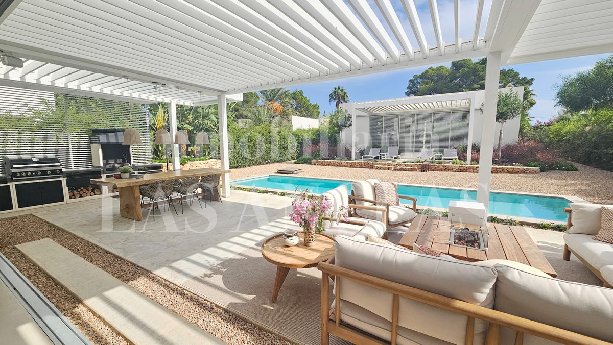 Ibiza Cala Llenya - Luminosa y elegante villa con casa de invitados andando a la playa en venta