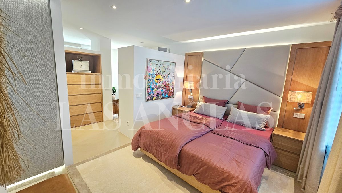 Ibiza Cala Llenya - Villa cerca de la playa con diseño elegante, agradables zonas exteriores y casa de invitados en venta