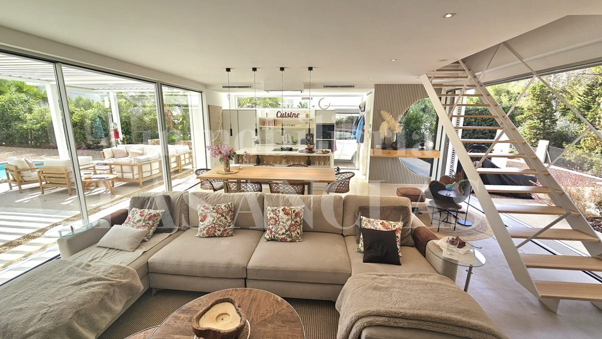 Ibiza Cala Llenya - Luminosa y elegante villa con casa de invitados andando a la playa en venta