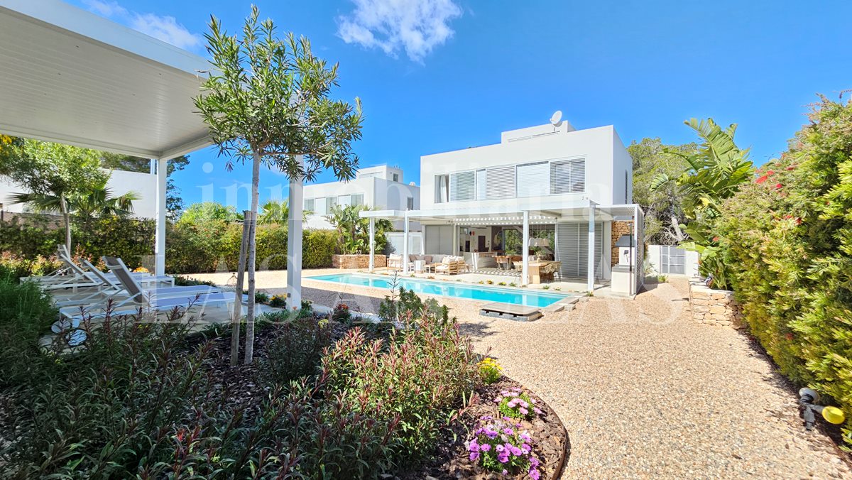Ibiza Cala Llenya - Villa cerca de la playa con diseño elegante, agradables zonas exteriores y casa de invitados en venta