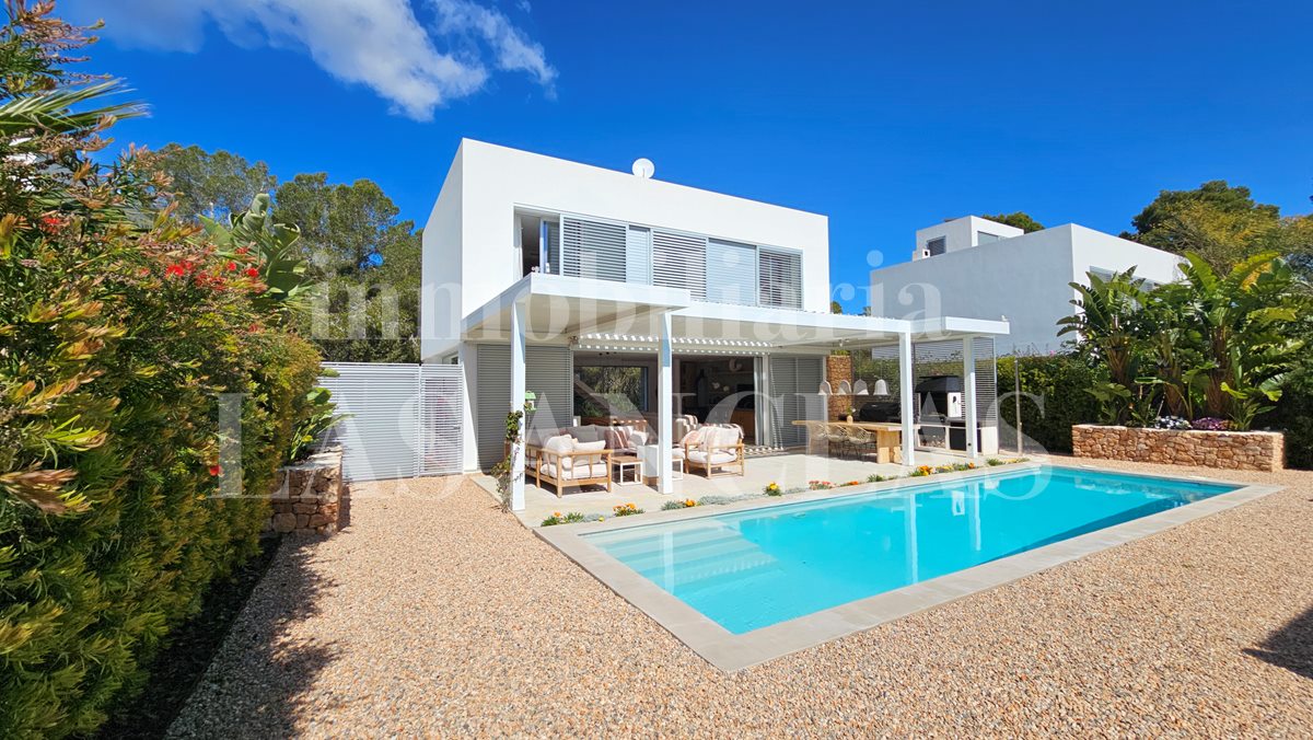 Ibiza Cala Llenya - Villa cerca de la playa con diseño elegante, agradables zonas exteriores y casa de invitados en venta