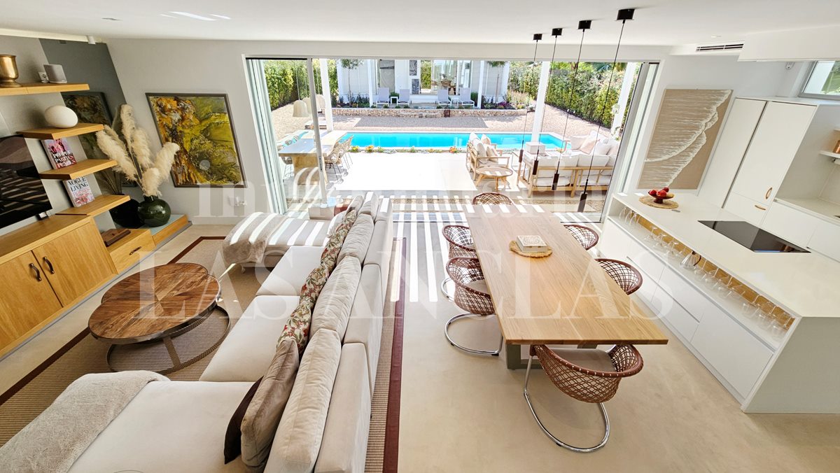 Ibiza Cala Llenya - Villa cerca de la playa con diseño elegante, agradables zonas exteriores y casa de invitados en venta