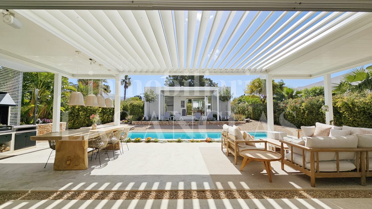 Ibiza Cala Llenya - Villa cerca de la playa con diseño elegante, agradables zonas exteriores y casa de invitados en venta