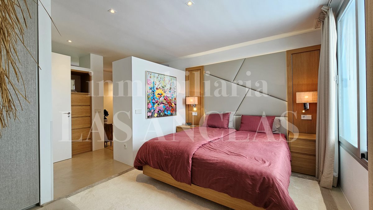 Ibiza Cala Llenya - Villa cerca de la playa con diseño elegante, agradables zonas exteriores y casa de invitados en venta