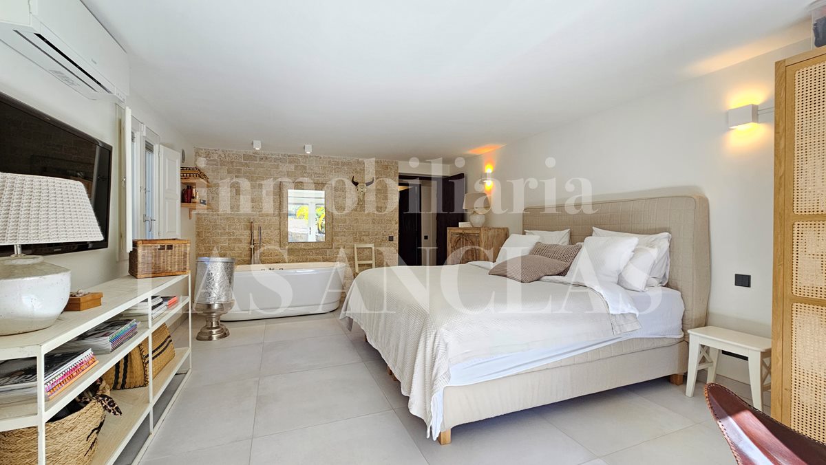 Ibiza Es Cubells - Sofisticada villa en un entorno muy pacífico y privado en venta