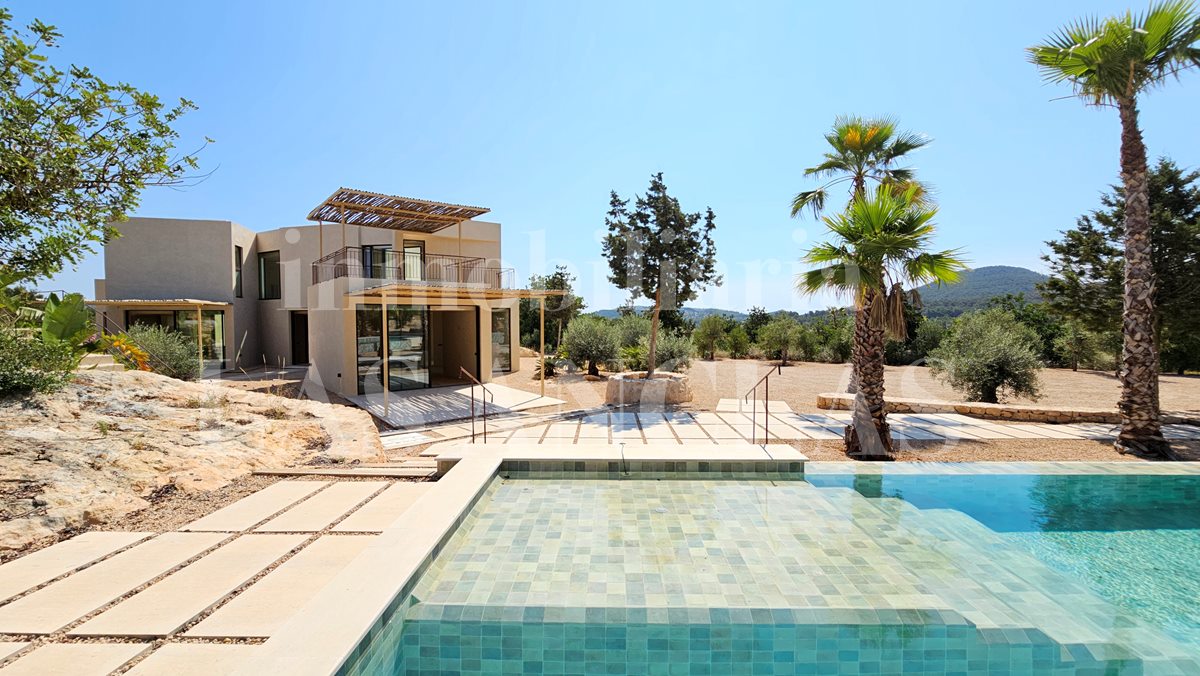 Ibiza San Carlos - Anspruchsvolle moderne Villa mit großzügigen Terrassen und tollem Landschaftsblick im Verkauf