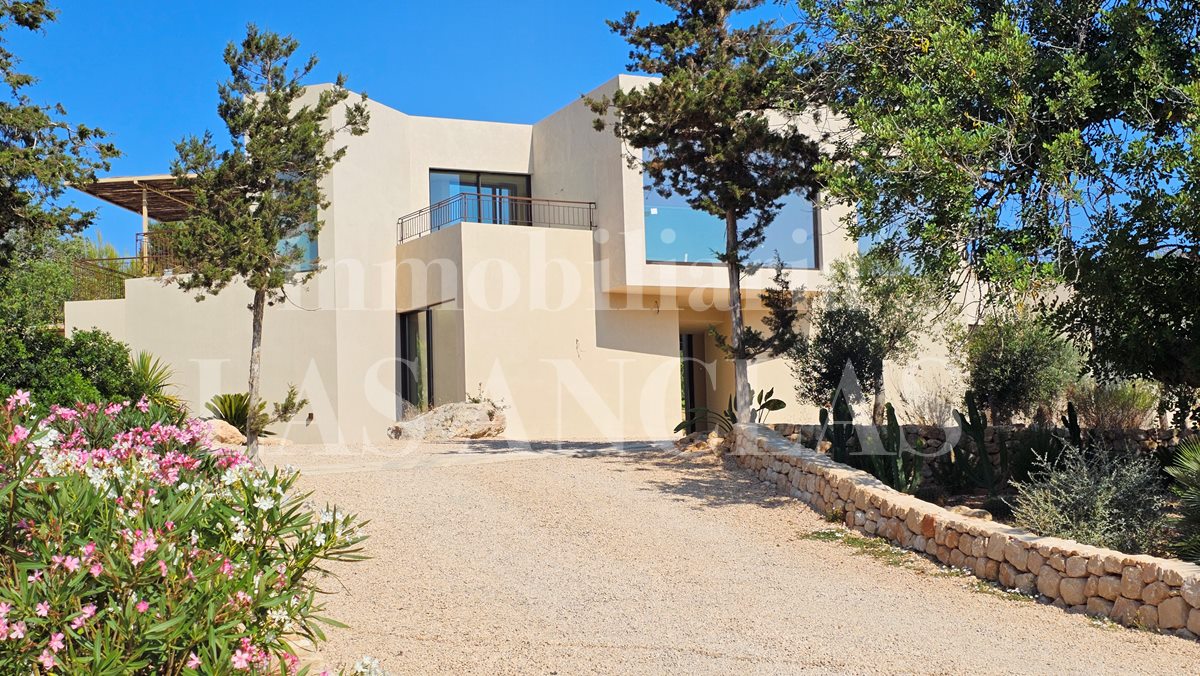 Ibiza San Carlos - Neubauvilla mit avantgardistischer Architektur und Blick auf die umliegende Landschaft im Verkauf