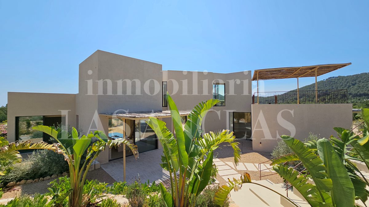 Neubau-Luxusvilla in San Carlos Ibiza im Verkauf