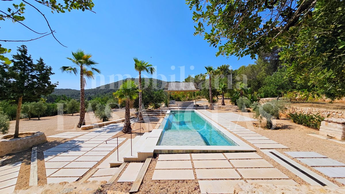 Ibiza San Carlos - Neubauvilla mit avantgardistischer Architektur und Blick auf die umliegende Landschaft im Verkauf