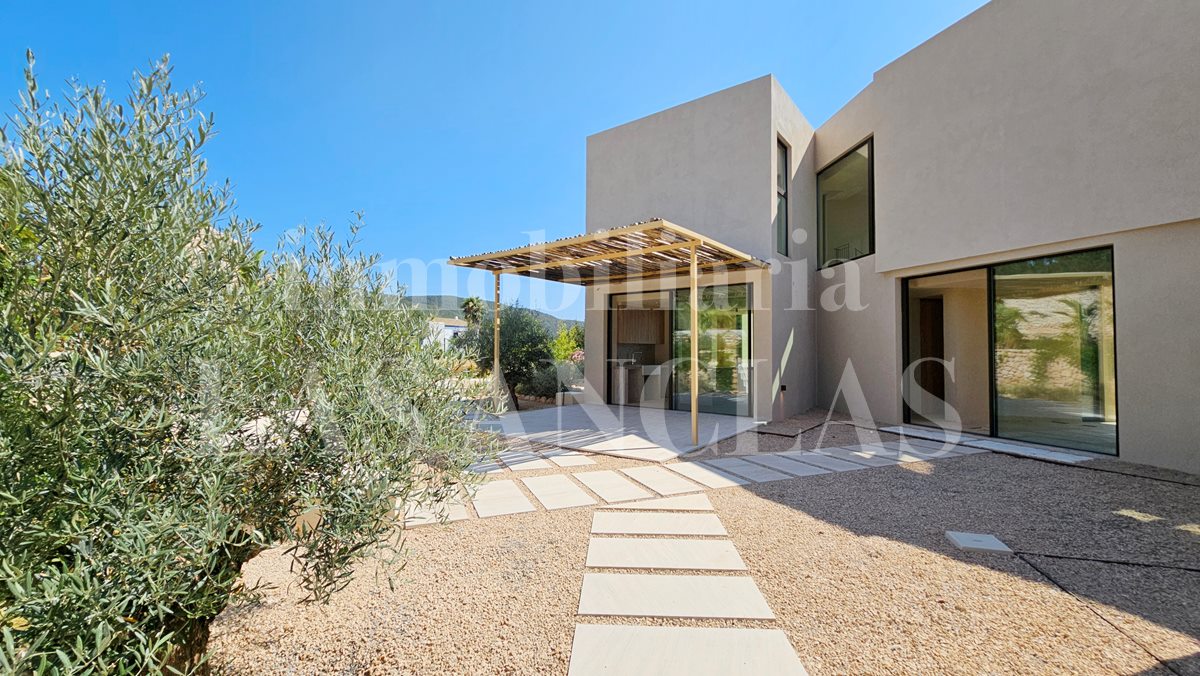 Neubau-Luxusvilla in San Carlos Ibiza im Verkauf