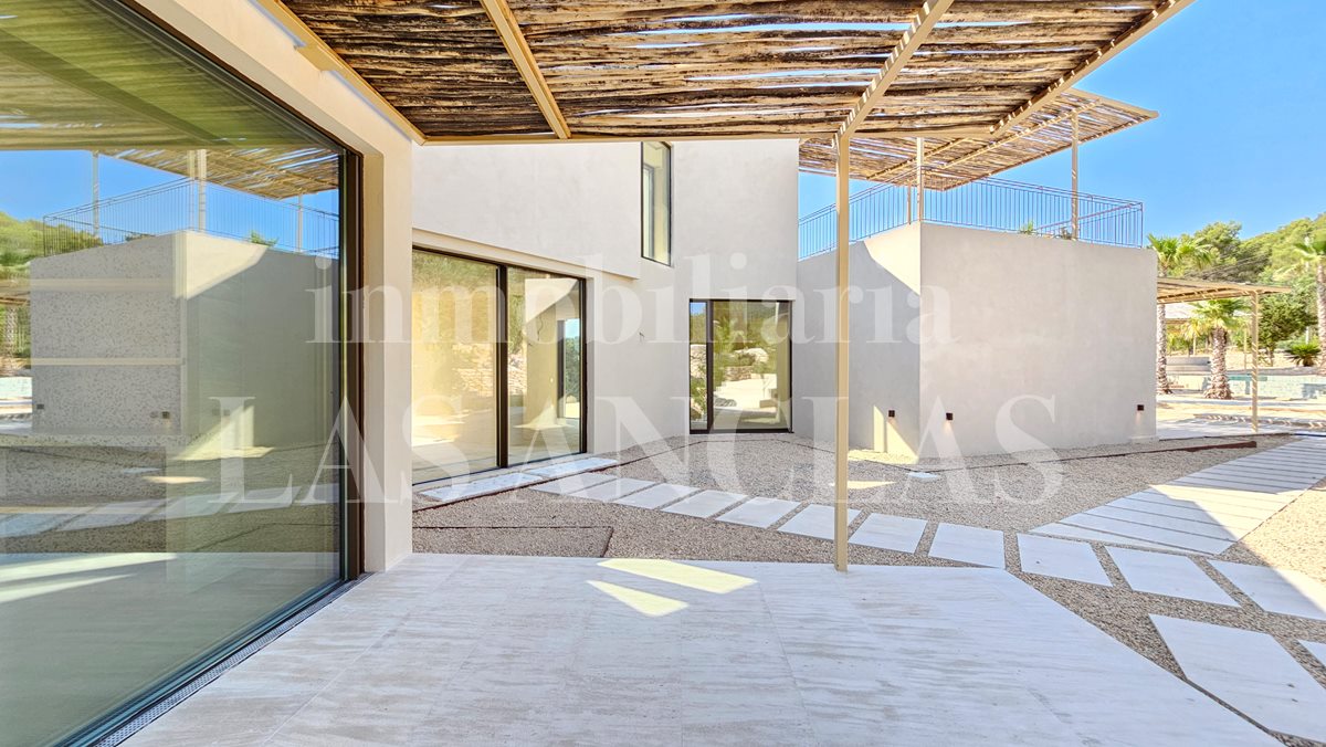 Neubau-Luxusvilla in San Carlos Ibiza im Verkauf