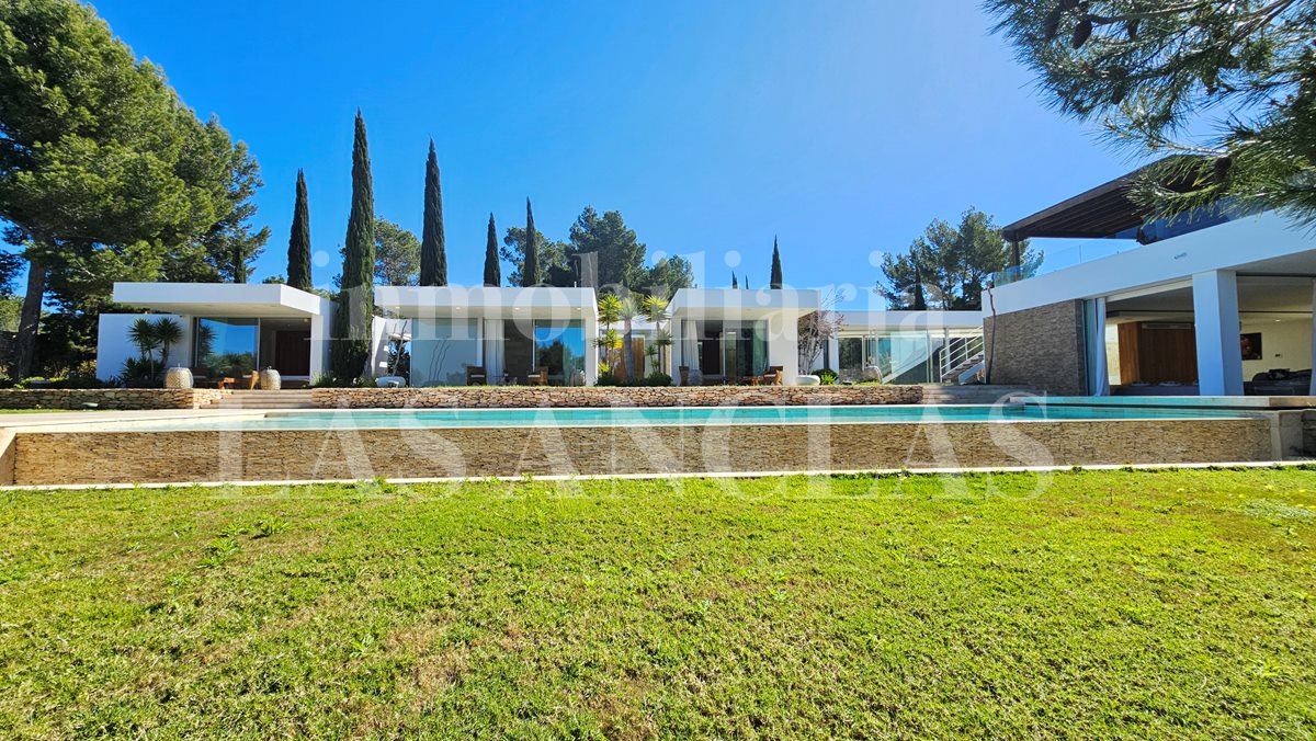 Ibiza San José - Very private single-storey designer villa with sea views and rental license for sale
