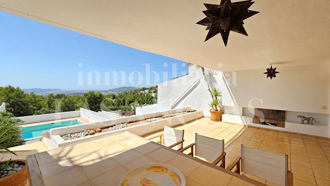 Ibiza Jesús - Spacious, light-filled townhouse with pool, open-plan architecture and privileged views for sale