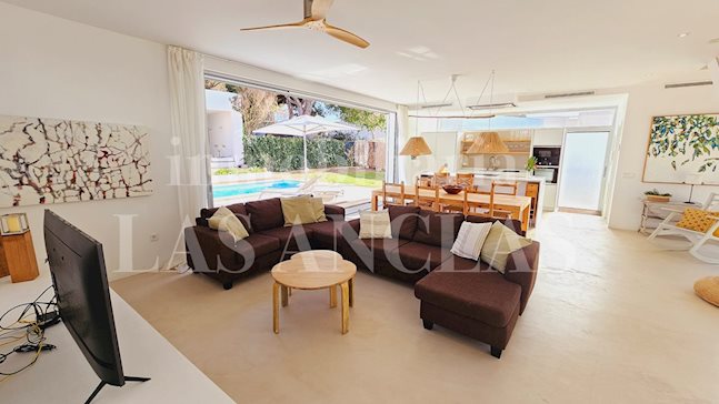 Ibiza San Carlos - Moradia moderna e de baixa manutenção, com uma casa de hóspedes, a uma curta distância a pé da praia para comprar