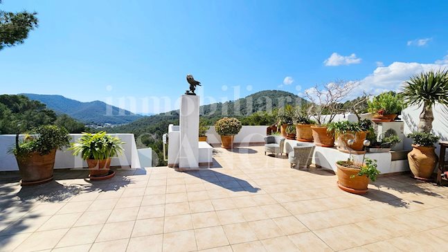Ibiza Santa Eulalia - Charmantes Penthouse mit 98 m² großer Dachterrasse und Landschaftsblick bis zum Meer kaufen