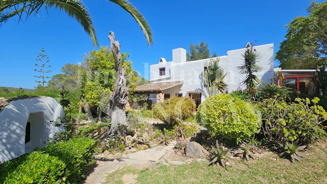 Ibiza entre Ibiza y Sta. Eulalia - Hermosa finca con casa de invitados rodeada de un precioso jardín en venta