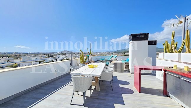 Ibiza Jesús - Luminoso ático con azotea, ascensor privado y vista al mar y Dalt Vila en venta
