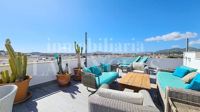 Ibiza Jesús - Luminoso attico con terrazza sul tetto, ascensore privato e vista sul mare e su Dalt Vila in vendita