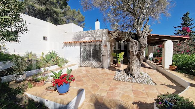 Ibiza Santa Gertrudis - Casa de campo de estilo rústico con soleadas terrazas y vistas al campo en venta