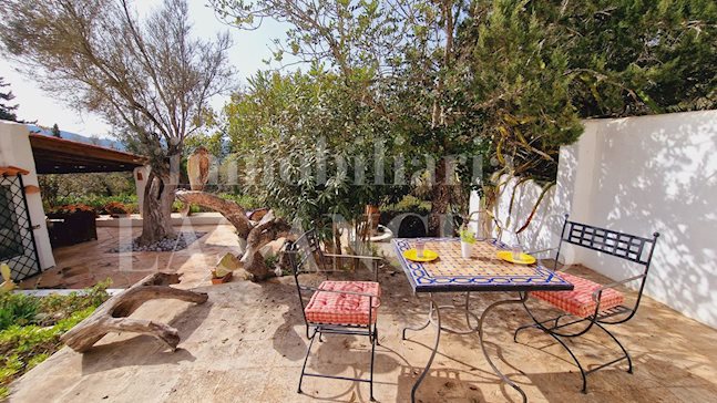 Ibiza Santa Gertrudis - Gezellig landhuis met meerdere zonnige terrassen en uitzicht op het landschap te koop