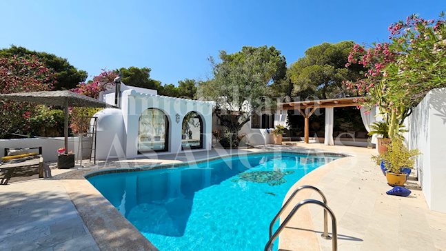 Ibiza San Carlos - Casa renovada, de um único piso, com agradáveis espaços exteriores, a uma curta distância a pé da praia para comprar