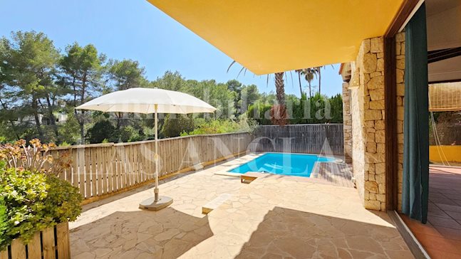 Ibiza Cala Llonga - Zu Fuß zum Strand! Bezaubernder Bungalow mit Erweiterungprojekt im Verkauf