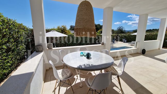 Ibiza Talamanca - Encantadora villa renovada con vistas al mar en demandada ubicación en venta
