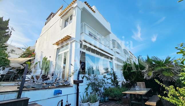 Ibiza Siesta - Fronte mare e spiaggia! Casa a schiera d'angolo con vista frontale per acquistare