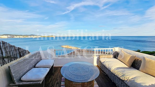 Ibiza Santa Eulalia - Direct aan zee en strand! Hoekwoning met frontaal uitzicht kopen Ibiza Santa Eulalia - Direct aan zee en strand! Hoekwoning met frontaal uitzicht kopen