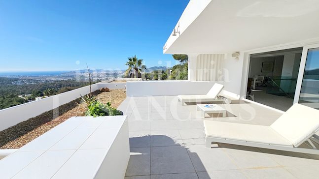 Ibiza Jesús - Fantástico piso duplex de 210m² con amplias terrazas, vistas al mar y piscina comunitaria en venta