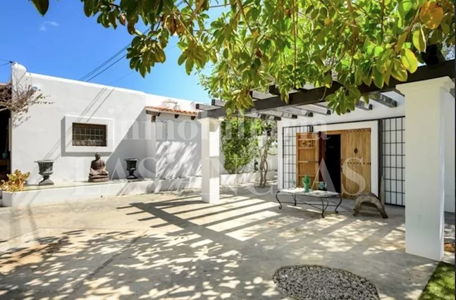 Ibiza San José - Romantische einstöckige Villa mit Gästehaus in Strandnähe im Verkauf