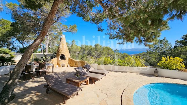 Ibiza Cala Conta - Casa romantica in posizione elevata con splendida vista sul mare e sui tramonti in vendita