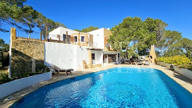 Ibiza Cala Conta - Casa romantica in posizione elevata con splendida vista sul mare e sui tramonti in vendita
