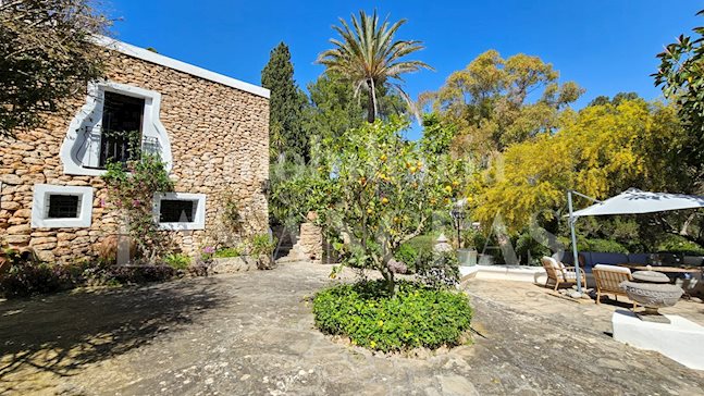 Ibiza San José - Liefdevol gerenoveerde finca van 400 jaar oud met verschillende bijgebouwen en veel details kopen Ibiza San José - Liefdevol gerenoveerde finca van 400 jaar oud met verschillende bijgebouwen en veel details kopen