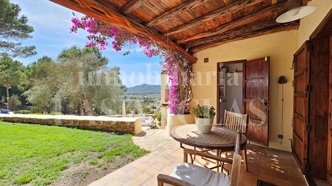 Ibiza San Rafael - Ruime villa in Ibiziaanse stijl omringd door natuur op rustige locatie kopen