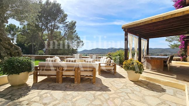 Ibiza San Rafael - Ruime villa in Ibiziaanse stijl omringd door natuur op rustige locatie kopen