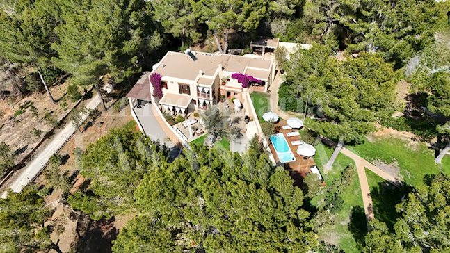 Ibiza San Rafael - Spaziosa villa di campagna in stile ibizenco circondata dalla natura in posizione tranquilla per acquistare