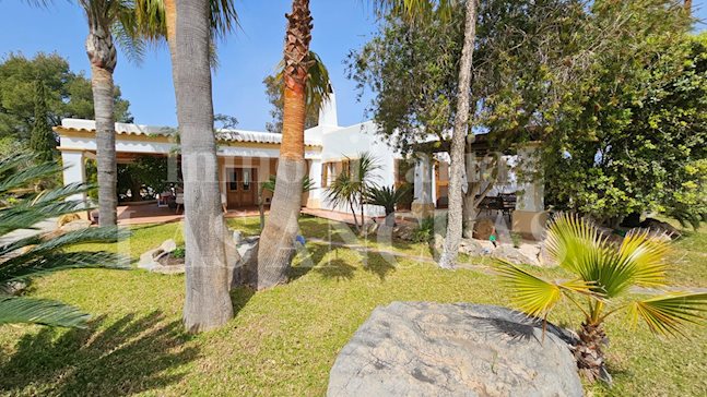 Ibiza Santa Gertrudis - Touristic rental license! Countryside home with guest room in peaceful settings to buy